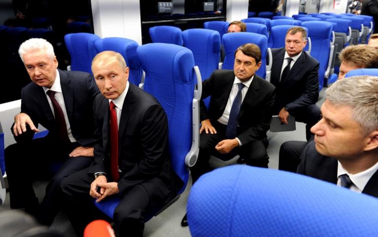 Мэр Москвы Сергей Собянин, президент России Владимир Путин во время запуска пассажирского движения на Московском центральном кольце 