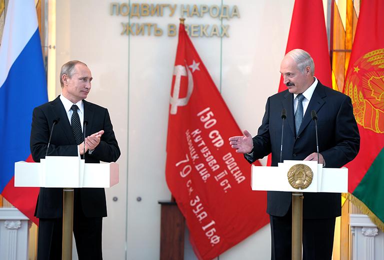 Президент России Владимир Путин и президент Белоруссии Александр Лукашенко (слева направо) в музее истории Великой Отечественной войны в рамках мероприятий, посвященных 70-й годовщине освобождения Белоруссии от немецко-фашистских захватчиков, Минск, Белоруссия, 2014 год