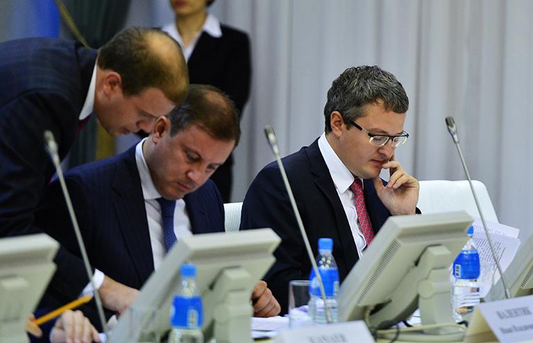 На фото: заместитель полномочного представителя президента РФ в Дальневосточном федеральном округе Владимир Солодов (справа) во время совещания, посвященного борьбе с преступлениями в лесной сфере и защите информации в информационных системах органов государственной власти и органов местного самоуправления