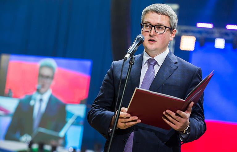 На фото: заместитель полномочного представителя президента РФ в Дальневосточном федеральном округе Владимир Солодов на церемонии открытия Всероссийского слета студенческих отрядов, посвященного окончанию 58-го трудового семестра