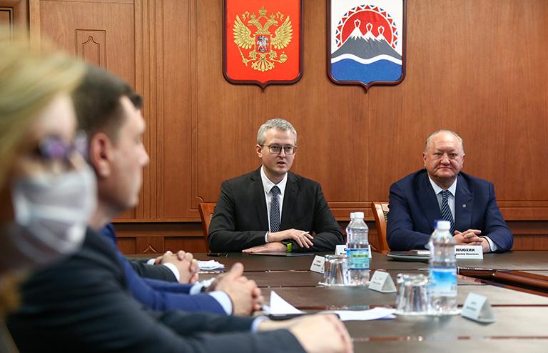 На фото: временно исполняющий обязанности губернатора Владимир Солодов и бывший губернатор Камчатского края Владимир Илюхин (в центре слева направо) во время представления правительству Камчатского края