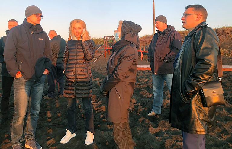 На фото: губернатор Камчатского края Владимир Солодов и вице-спикер Госдумы РФ Ирина Яровая (слева направо на первом плане) во время осмотра побережья Авачинского залива, где зафиксировали загрязнение воды нефтепродуктами