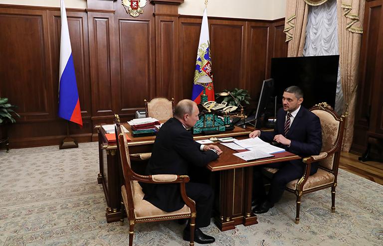 На фото: президент РФ Владимир Путин и временно исполняющий обязанности губернатора Забайкальского края Александр Осипов (слева направо) во время встречи в Кремле