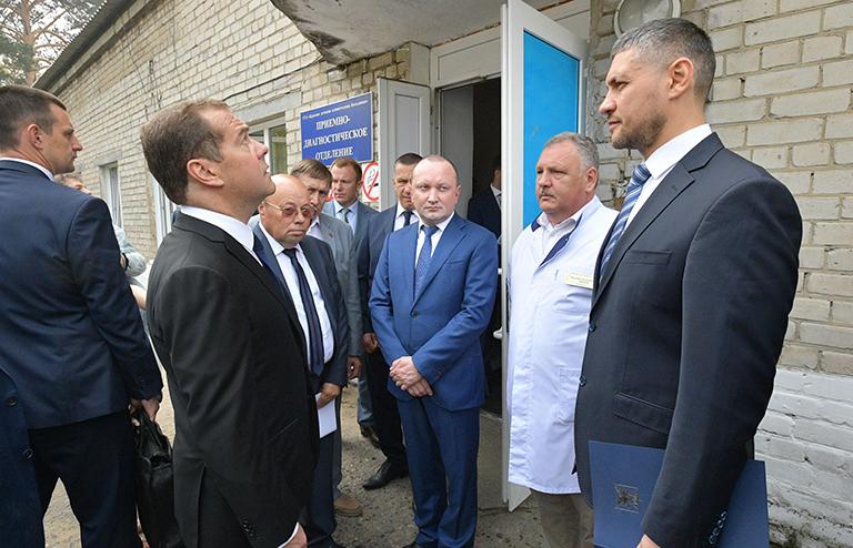 На фото: премьер-министр РФ Дмитрий Медведев и временно исполняющий обязанности губернатора Забайкальского края Александр Осипов (слева направо)