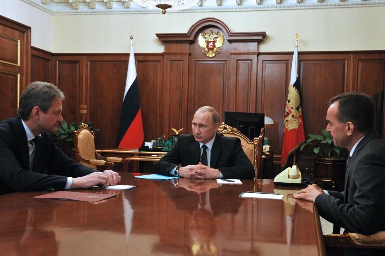 На фото: губернатор Краснодарского края Александр Ткачев, президент России Владимир Путин и экс-заместитель губернатора Краснодарского края Вениамин Кондратьев (слева направо) во время встречи в Кремле, 2015