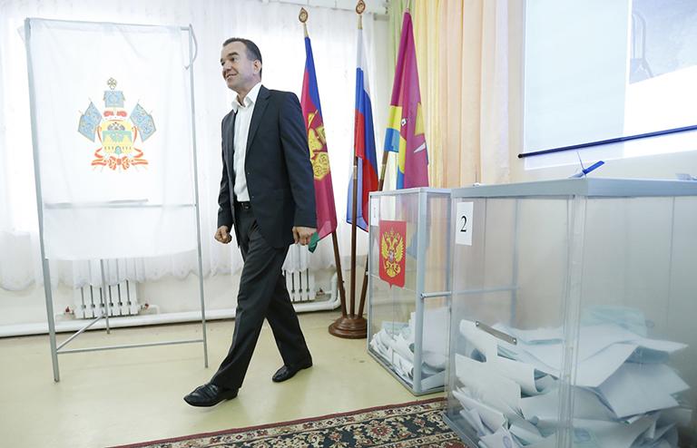 андидат на пост губернатора Краснодарского края Вениамин Кондратьев во время голосования на избирательном участке на выборах главы Краснодарского края в Единый день голосования, 2015