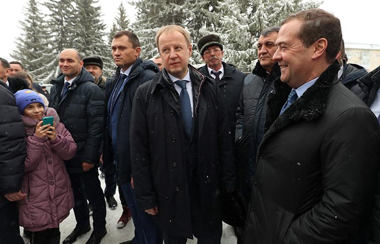 На фото: премьер-министр РФ Дмитрий Медведев, полномочный представитель президента РФ в Сибирском федеральном округе Сергей Меняйло и губернатор Алтайского края Виктор Томенко (справа налево) во время общения с жителями села Санниково