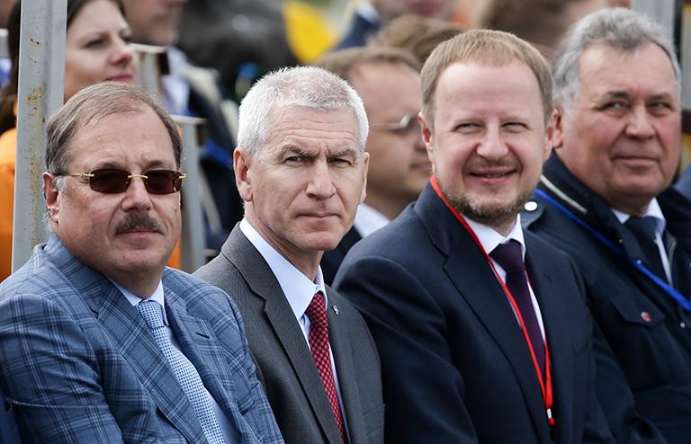 На фото: депутат Госдумы РФ Борис Пайкин, министр спорта РФ Олег Матыцин, губернатор Алтайского края Виктор Томенко (слева направо) на церемонии открытия второго этапа Кубка мира и Всемирной олимпийской квалификации по гребле на байдарках и каноэ