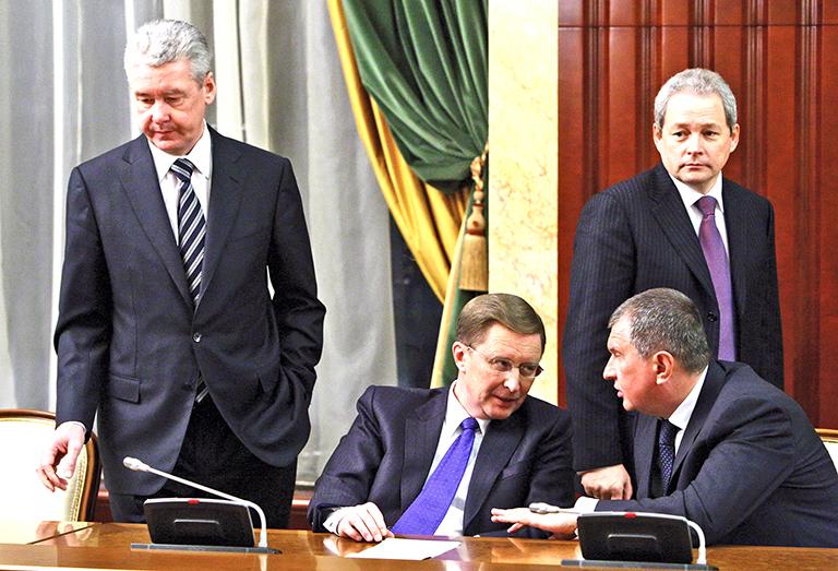 Вице-премьеры РФ Сергей Собянин, Сергей Иванов, Игорь Сечин (слева направо на первом плане) и министр регионального развития РФ Виктор Басаргин (на втором плане) на заседании правительства РФ, 2008 год