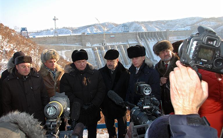 Заместитель министра энергетики РФ Вячеслав Синюгин (второй слева), вице-премьер правительства РФ Игорь Сечин (третий слева) и губернатор Амурской области Олег Кожемяко (второй справа) перед началом церемонии запуска в эксплуатацию второго гидроагрегата Бурейской ГЭС, Россия, Амурская область, 2008 год