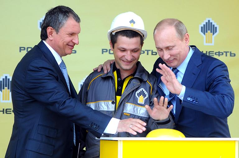 Глава компании "Роснефть" Игорь Сечин (слева) и президент РФ Владимир Путин (справа) на церемонии открытия глубоководного причала и первой загрузки танкера на территории нефтеперерабатывающего предприятия ООО "РН-Туапсинский НПЗ", 2012 год