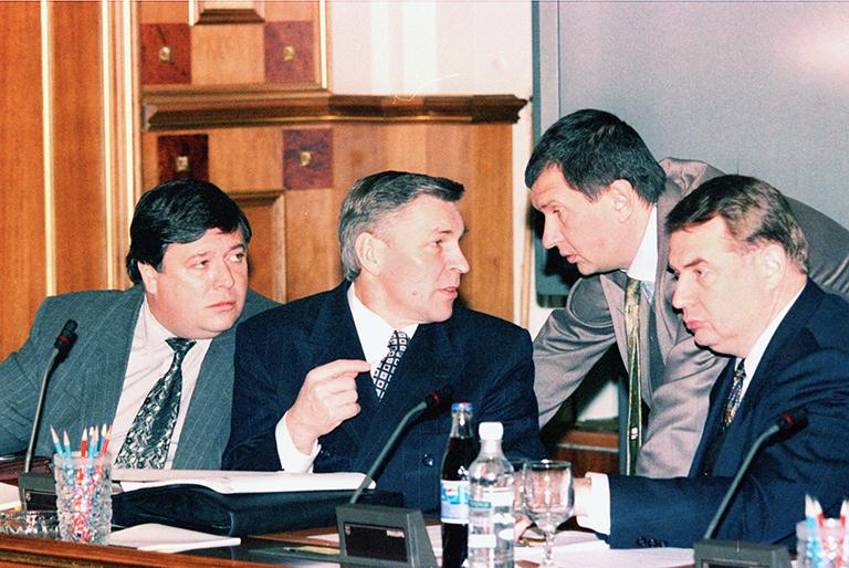 (Cлева направо): министр труда и социального развития Сергей Калашников, министр образования Владимир Филиппов, первый заместитель руководителя аппарата правительства - руководитель секретариата председателя правительства РФ Игорь Сечин, министр здравоохранения Юрий Шевченко перед началом совещания, 1999 год