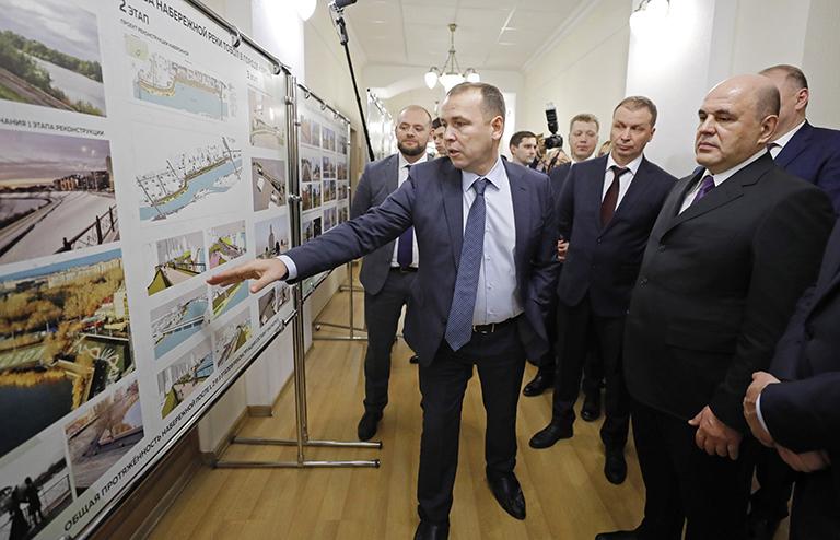 На фото: губернатор Курганской области Вадим Шумков и премьер-министр РФ Михаил Мишустин (слева направо на первом плане) во время презентации проекта застройки в районе Заозерный