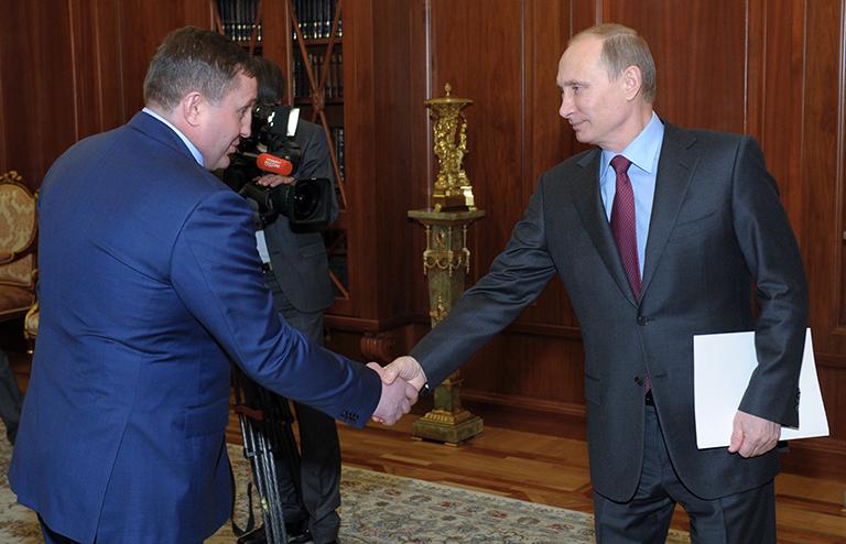 На фото: президент России Владимир Путин и руководитель Исполкома Общероссийского народного фронта Андрей Бочаров (справа налево) во время встречи в Кремле, 2014