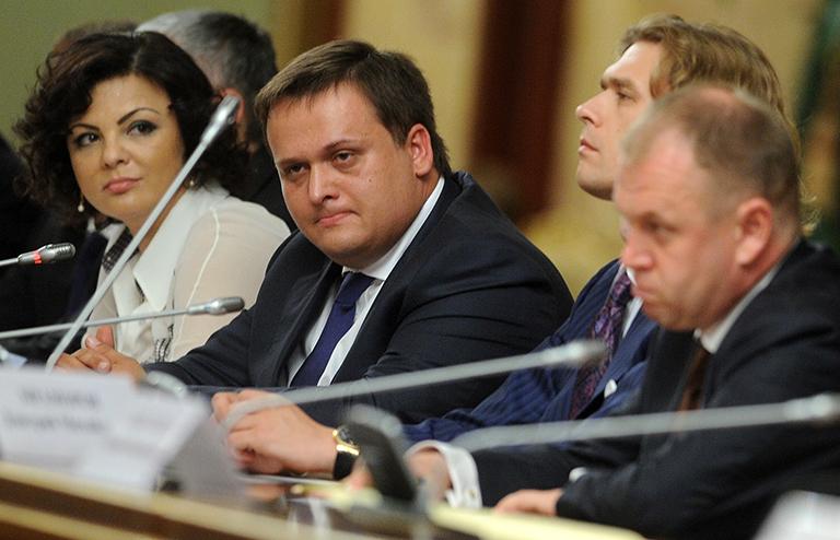 На фото: Член Общественной палаты РФ Елена Николаева и генеральный директор ООО &laquo;Управляющая компания &laquo;Рускомпозит&raquo; Андрей Никитин (слева), избранный директором Агентства стратегических инициатив во время встречи с членами экспертного совета при Агентстве стратегических инициатив, 2011