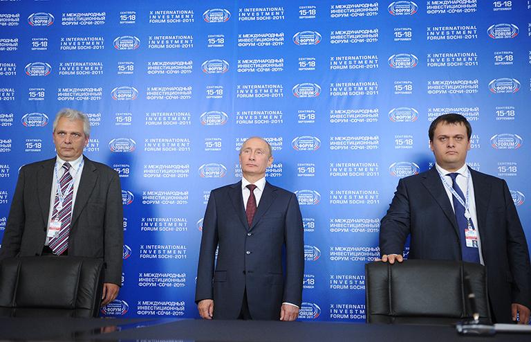 На фото: генеральный директор ОАО "Российская венчурная компания" Игорь Агамирзян (слева) и генеральный директор "Агентства стратегических инициатив" Андрей Никитин (справа) во время подписания меморандума о сотрудничестве, 2011