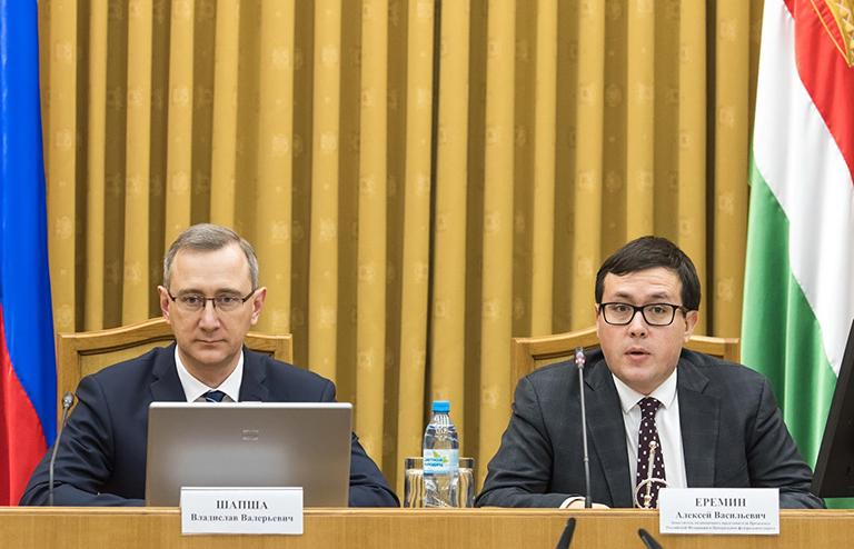 На фото: заместитель полномочного представителя Президента РФ в Центральном федеральном округе Алексей Еремин (справа) и временно исполняющий обязанности губернатора Калужской области Владислав Шапша (слева)