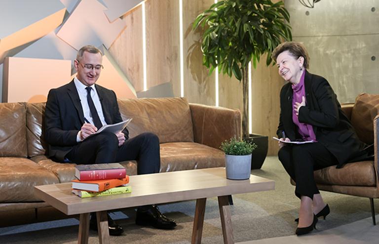 На фото: губернатор Калужской области Владислав Шапша и губернатор Ханты-Мансийского автономного округа - Югры Наталья Комарова на сессии "Легко ли получить помощь от государства?"