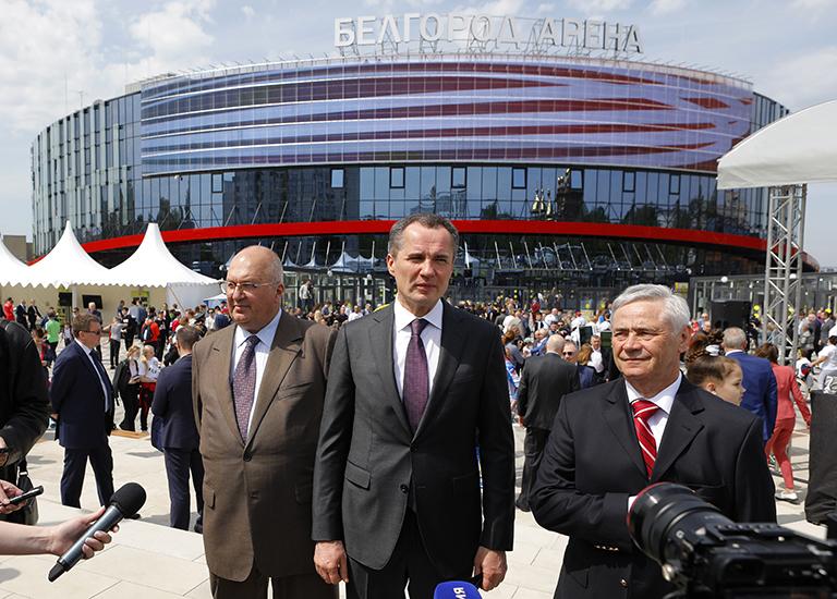 На фото: генеральный директор компании "Металлоинвест" Назим Эфендиев, временно исполняющий обязанности губернатора Белгородской области Вячеслав Гладков и председатель исполкома, первый вице-президент Паралимпийского комитета России Павел Рожков (слева направо) на открытии спортивного комплекса "Белгород Арена"
