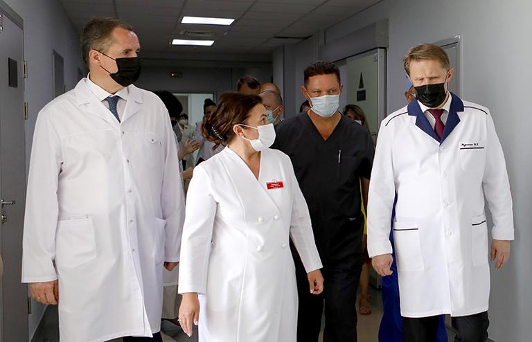 На фото: временно исполняющий обязанности губернатора Белгородской области Вячеслав Гладков (слева) и министр здравоохранения РФ Михаил Мурашко, 2021