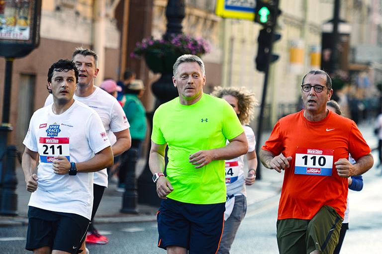 Пресс-секретарь президента РФ Дмитрий Песков (в центре) и посол Израиля в России Цви Хейфец (справа) во время забега SPIEF RACE в рамках XX Петербургского международного экономического форума, 2016 год