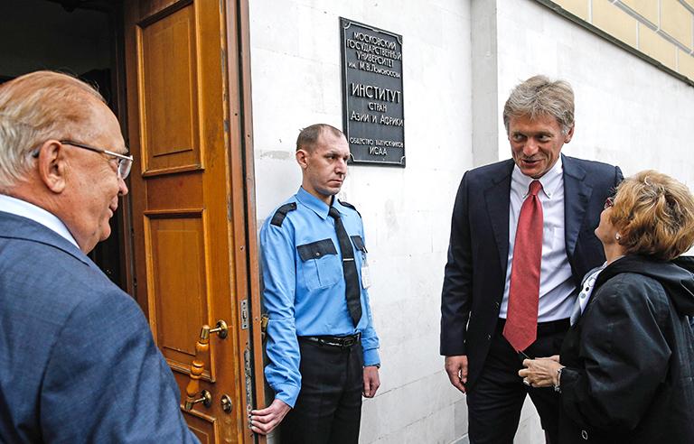 Ректор МГУ Виктор Садовничий (слева) и председатель Попечительского совета ИСАА МГУ, пресс-секретарь президента РФ Дмитрий Песков (справа) у здания МГУ на Моховой улице перед началом торжественного собрания и приема в честь 60-летия Института стран Азии и Африки (ИСАА) Московского государственного университета имени М.В. Ломоносова, 2016 год