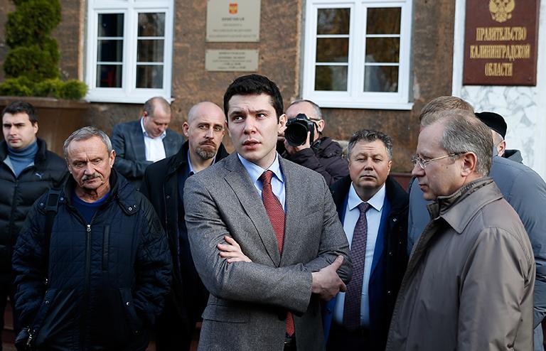 На фото: временно исполняющий обязанности губернатора Калининградской области Антон Алиханов (в центре) и временно исполняющий обязанности заместителя председателя правительства Калининградской области Александр Рольбинов (справа)