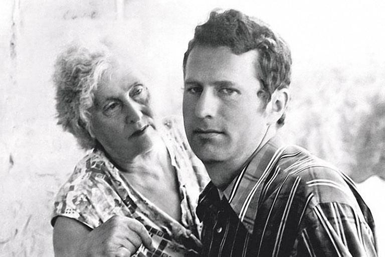 На фото: Владимир Жириновский с матерью Александрой Павловной