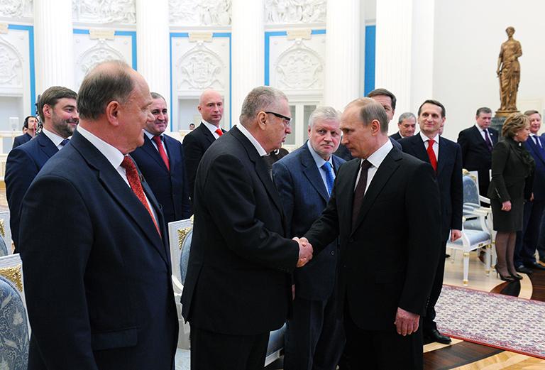 На фото: председатель Государственной Думы РФ Сергей Нарышкин, президент России Владимир Путин, руководитель фракции "Справедливая Россия" Сергей Миронов, лидер ЛДПР Владимир Жириновский и лидер КПРФ Геннадий Зюганов (справа налево) после церемонии подписания Федерального конституционного закона "О принятии в Российскую Федерацию Республики Крым и образовании в составе РФ новых субъектов – Республики Крым и города федерального значения Севастополя" в Екатерининском зале Кремля, 2014 год