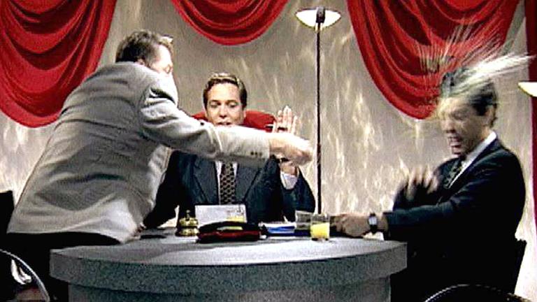 На фото: Жириновский обливает губернатора Нижегородской области Бориса Немцова апельсиновым соком, 18 июня 1995 года