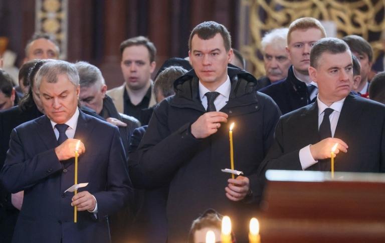 На фото: спикер Госдумы РФ Вячеслав Володин, губернатор Хабаровского края Михаил Дегтярев и временно исполняющий обязанности руководителя фракции ЛДПР Леонид Слуцкий (слева направо на первом плане) во время отпевания лидера ЛДПР Владимира Жириновского в храме Христа Спасителя в Москве, 08 апреля 2022 года