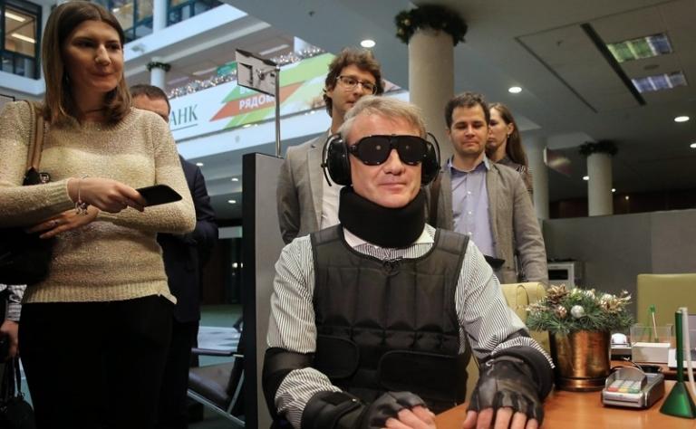 Глава Сбербанка Герман Греф (на первом плане) в специализированном костюме GERT