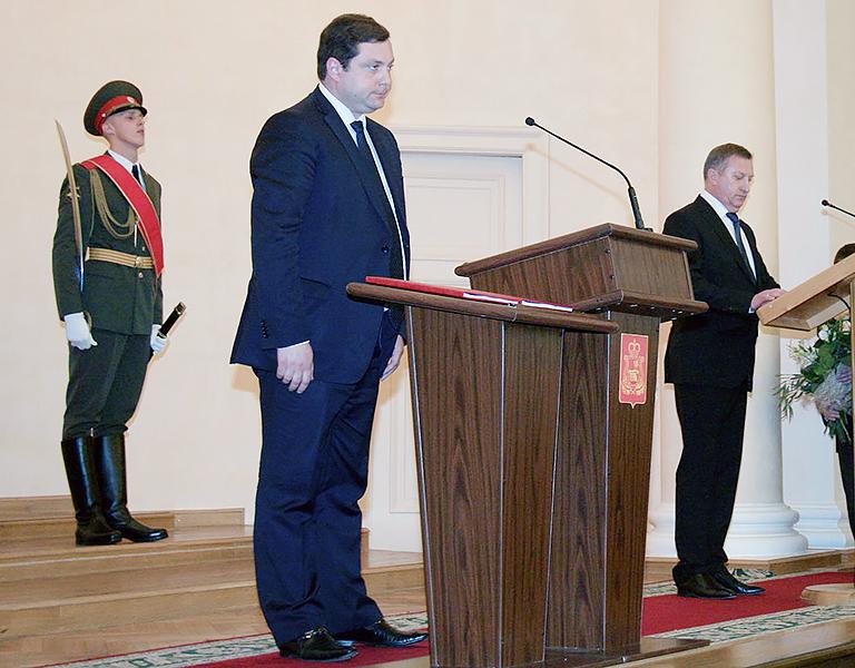 На фото: Алексей Островский (на первом плане), утвержденный на пост губернатора Смоленской области депутатами Смоленской областной Думы, на церемонии инаугурации, 2012