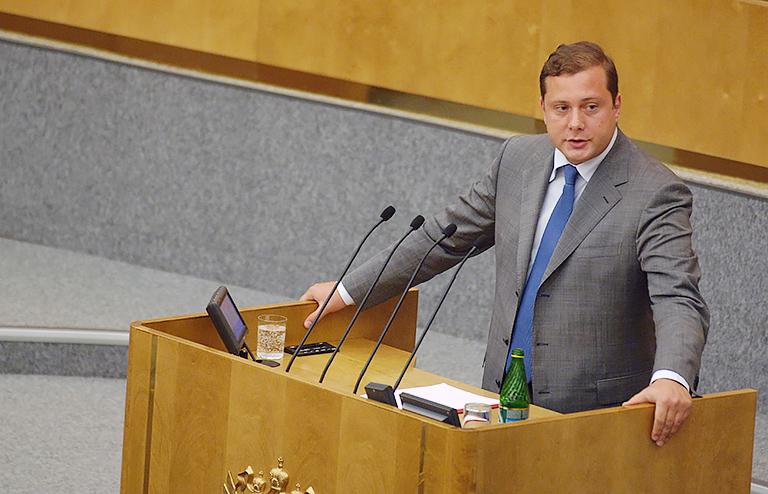 На фото: глава Комитета Госдумы по делам СНГ Алексей Островский на первом пленарном заседании Госдумы РФ, 2008