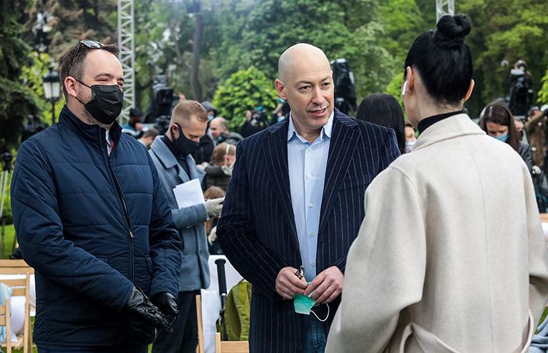 На фото: журналист, телеведущий Дмитрий Гордон (в центре) перед началом пресс-конференции