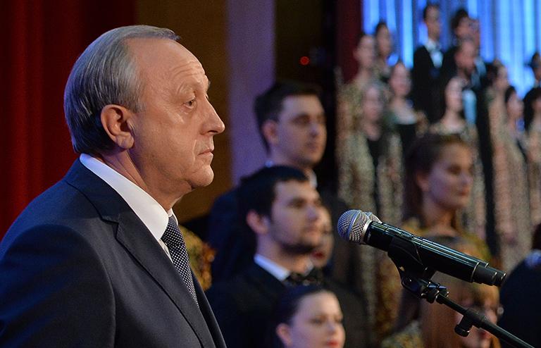 на фото: избранный губернатор Саратовской области Валерий Радаев во время официальной церемонии вступления в должность, 2017