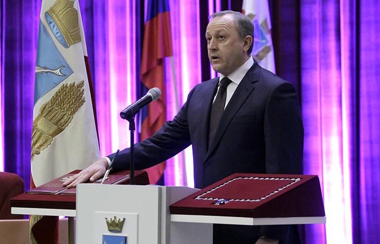 На фото: новый губернатор Саратовской области Валерий Радаев во время церемонии инаугурации, 2012