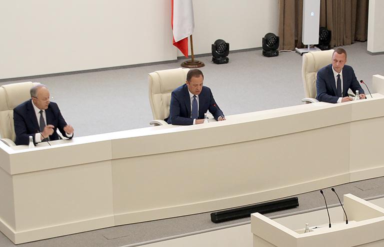 На фото: бывший губернатор Саратовской области Валерий Радаев, полномочный представитель президента в Приволжском федеральном округе (ПФО) Игорь Комаров и временно исполняющий обязанности губернатора Саратовской области Роман Бусаргин (слева направо), 2022