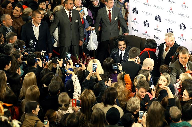 илипп Киркоров (в центре) во время раздачи автографов 