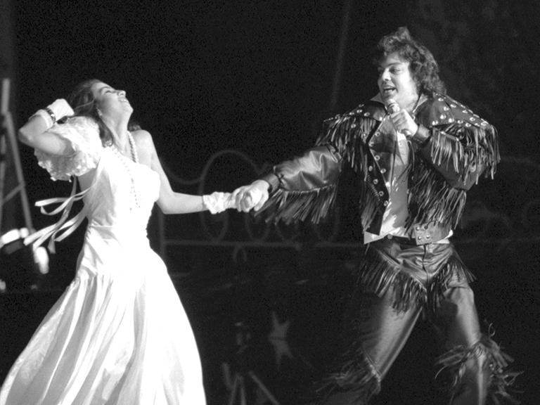 "Рождественские вечера" Аллы Пугачевой. Артист Филипп Киркоров во время выступления в спорткомплексе "Олимпийский", 1989 год