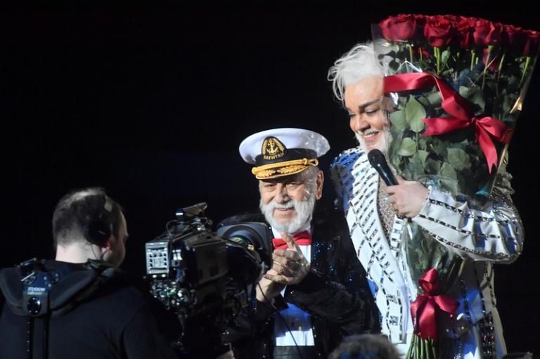 На фото: певец Бедрос Киркоров (в центре) на концерте Филиппа Киркорова (справа) &laquo;55. Золотые хиты. На бис!&raquo; в Государственном Кремлёвском Дворце (ГКД), 2023 год.