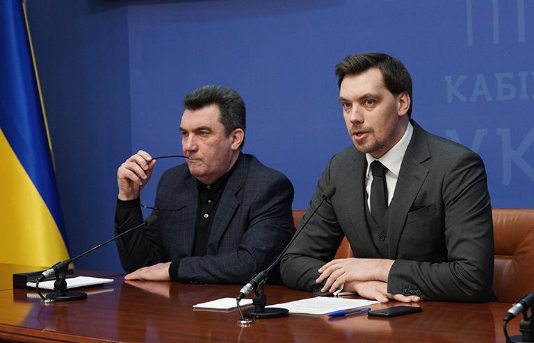 На фото: секретарь Совета национальной безопасности и обороны (СНБО) Украины Алексей Данилов и премьер-министр Украины Алексей Гончарук (слева направо) во время брифинга, посвященного крушению пассажирского самолета Boeing-737