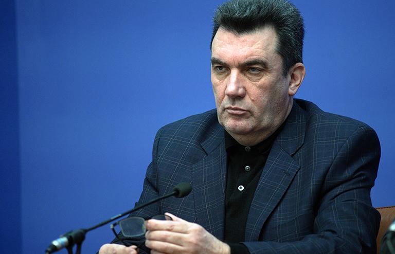 На фото: секретарь Совета национальной безопасности и обороны (СНБО) Украины Алексей Данилов во время брифинга