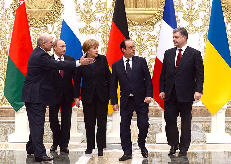 Президент Белоруссии Александр Лукашенко, президент России Владимир Путин, канцлер Германии Ангела Меркель, президент Франции Франсуа Олланд и президент Украины Петр Порошенко (слева направо) на церемонии фотографирования во время переговоров в "нормандском формате" по урегулированию кризиса на юго-востоке Украины, 2015 год
