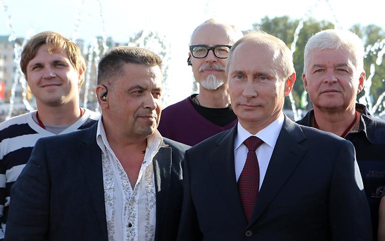 Лидер группы "Любэ" Николай Расторгуев и президент РФ Владимир Путин (слева направо на первом плане) во время театрализованного шествия "Все мы &ndash; Россия" на Соборной площади, посвященного 1000-летю единения мордовского народа с народами Российского государства, 2012 год