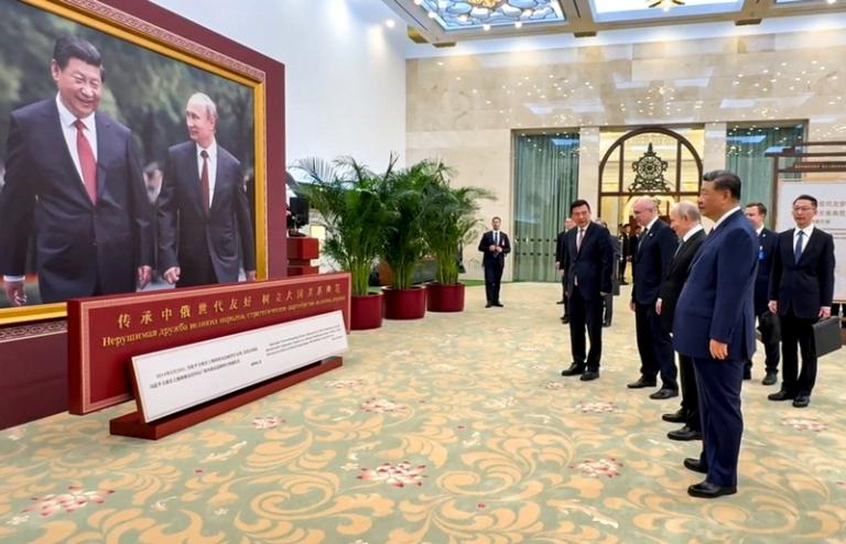 На фото: президент РФ Владимир Путин, председатель Китайской Народной Республики Си Цзиньпин и генеральный директор ТАСС Андрей Кондрашов во время осмотра фотовыставки "Нерушимая дружба великих народов, стратегическое партнерство великих держав" информационных агентств ТАСС и "Синьхуа", 2026 год.