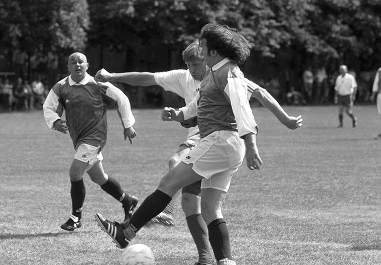 Товарищеский матч команды ветеранов "Спартака" и команды друзей Г. Хусаинова со счетом 5:3 Виталий Бондарчук, Николай Абрамов, Певец Юрий Лоза (слева направо) во время игры, 1997 год