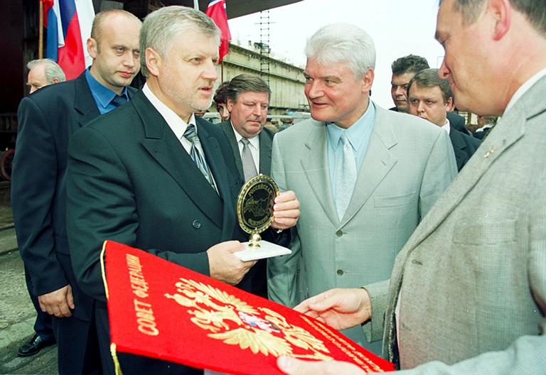  16 сенаторов во главе со спикером верхней палаты российского парламента Сергеем Мироновым прибыли в Калининград для проведения Дней Совета Федерации РФ. На снимке: Сергей Миронов (слева) вручает символы Совета Федерации корабелам Прибалтийского судостроительного завода "Янтарь" . В центре - губернатор Калининградской области Владимир Егоров, 2002 год