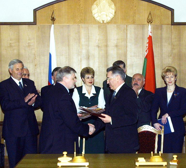 Соглашение о сотрудничестве между Советом Федерации Федерального собрания России и Советом Республики Национального собрания Белоруссии подписали сегодня в Минске руководители верхних палат парламентов этих стран Сергей Миронов (на снимке слева на первом плане) и Александр Войтович (справа на первом плане), 2002 год