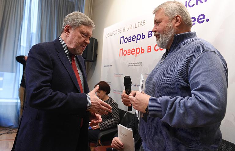 На фото: кандидат в президенты от партии "Яблоко" Григорий Явлинский (слева) и главный редактор "Новой газеты" Дмитрий Муратов, 2018